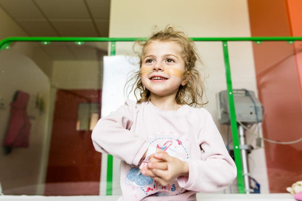 fillette lit hôpital