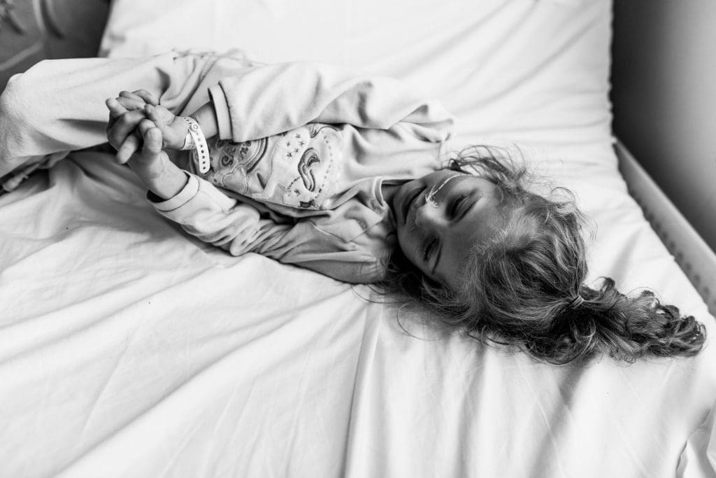 fillette à l'hôpital