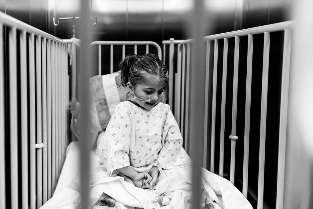 fillette dans on lit d'hôpital