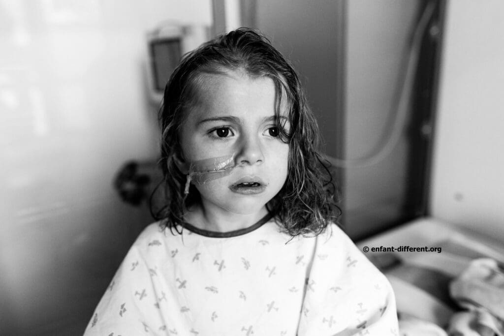 portrait d'une enfant avec une gastrostomie à l'hôpital
