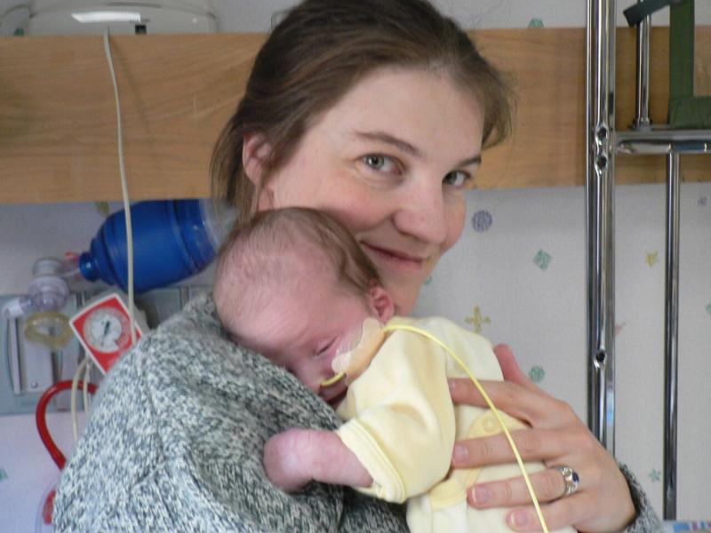 mère à l'hopital avec son bébé dans les bras