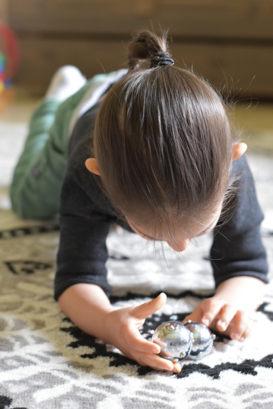 fillette au sol qui joue