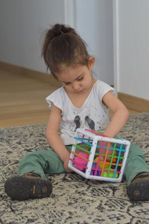 petite fille qui joue