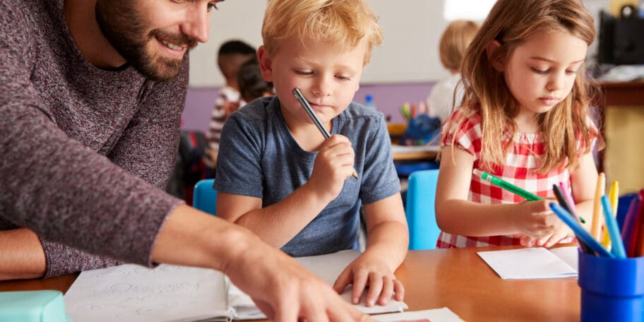 Travailler comme AESH : diplôme, missions et conditions de travail