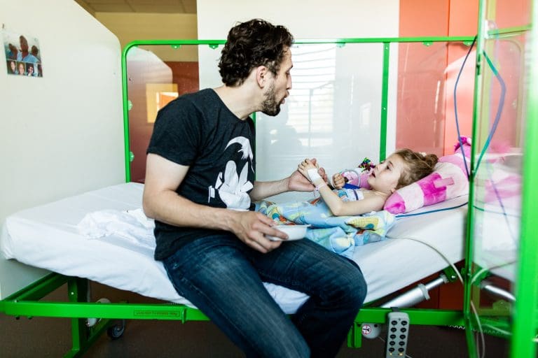 papa et sa fille à l'hopital