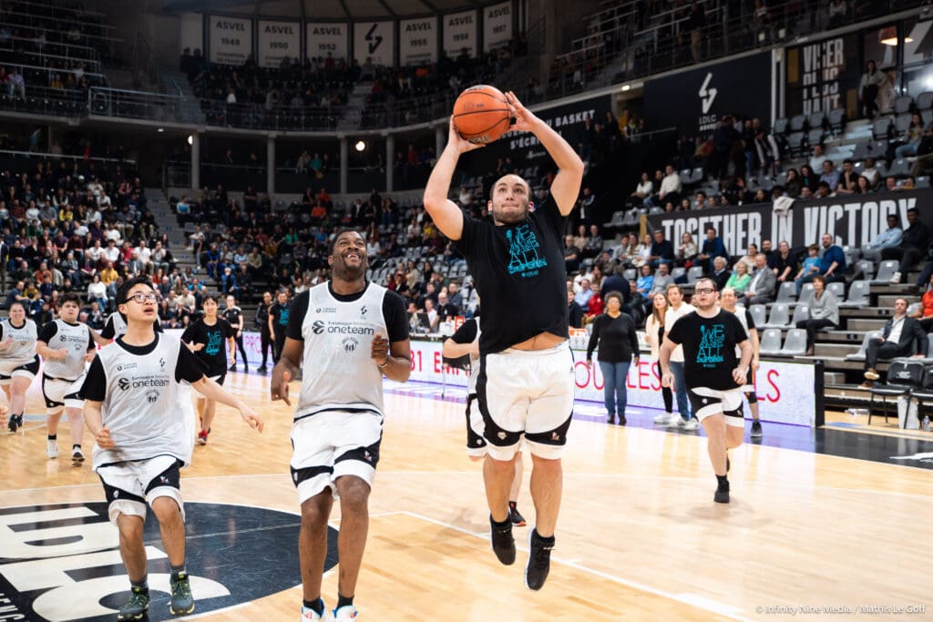 jeunes qui jouent au basket adapté