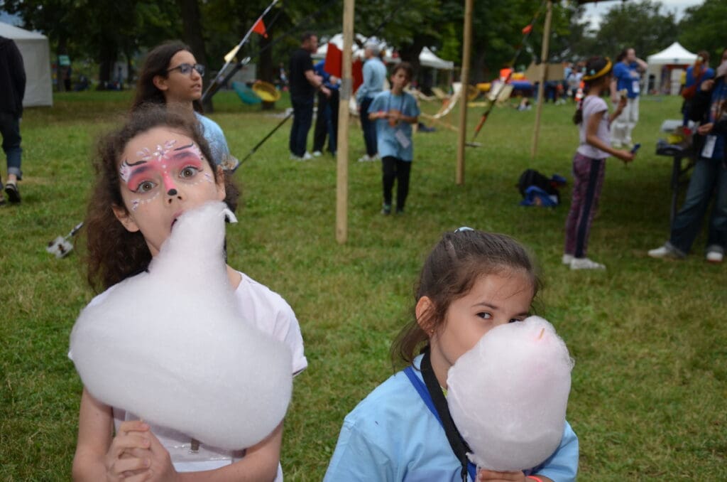 2 jeunes aidantes de la pause brindille